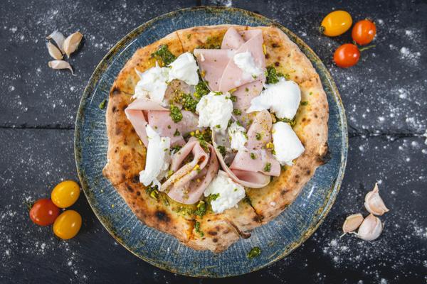 Pizza Mortadella e Pistachio 